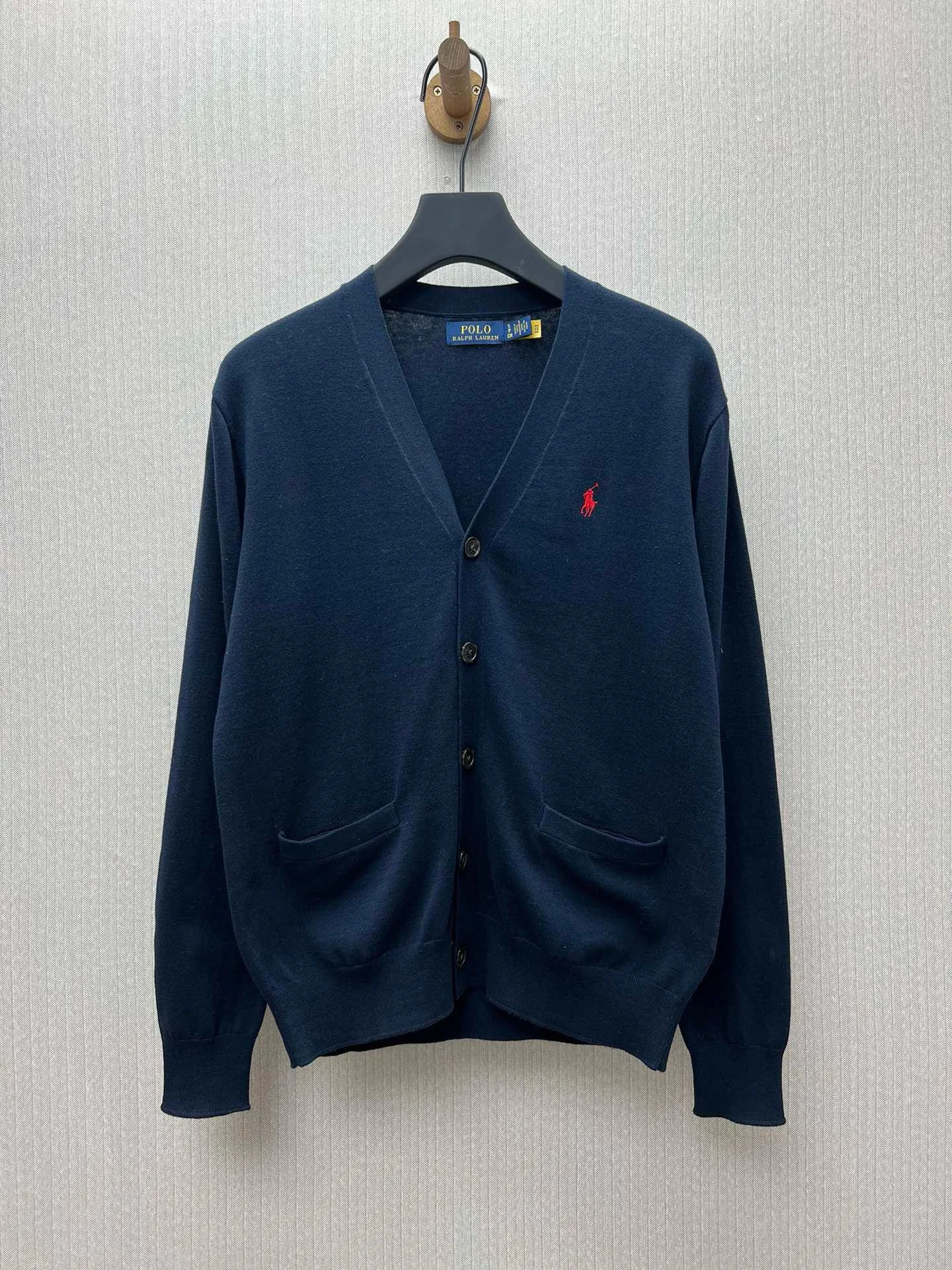 🅿️480 POLO 25ss new slim fit V-neck knitted wool cardigan. This lightweight knitted cardigan is carefully woven from wool yarn, treated for a smooth texture, and decorated with iconic pony embroidery. Size: S.M.L.XL.